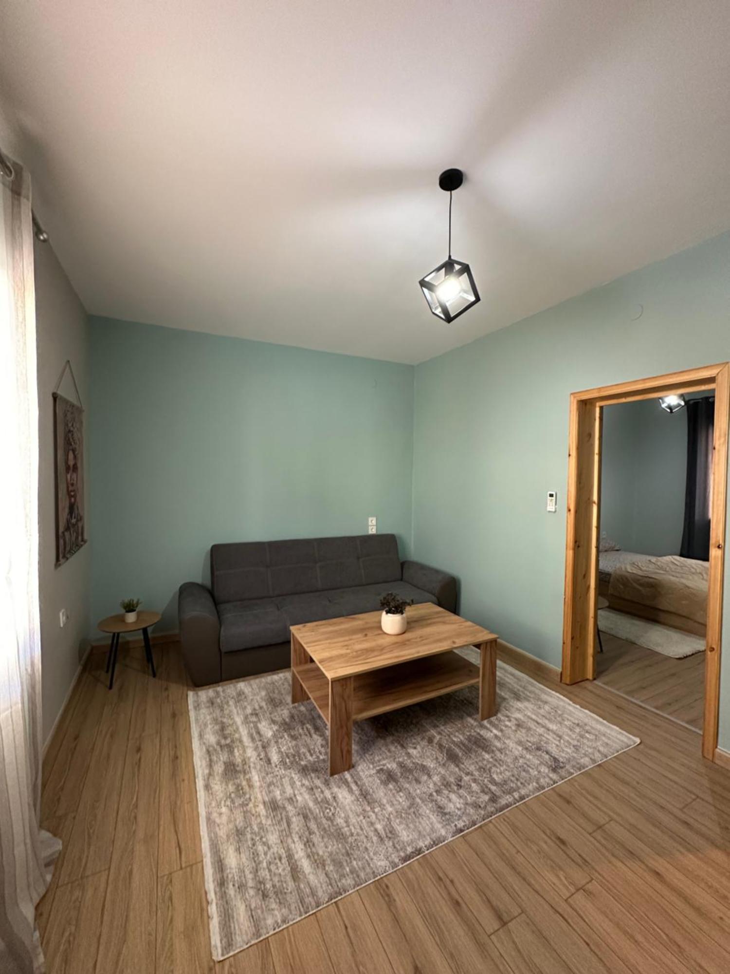 Christina Apartment Drama Bagian luar foto