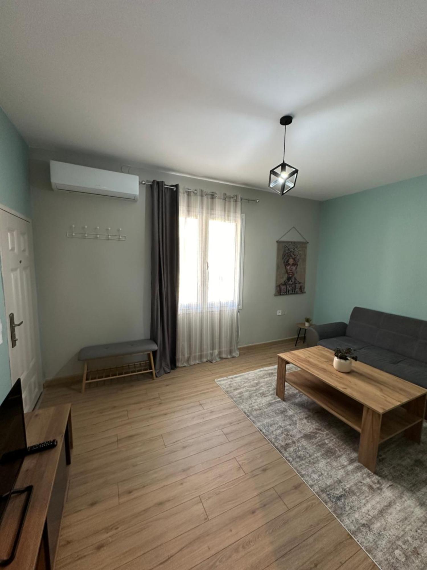 Christina Apartment Drama Bagian luar foto